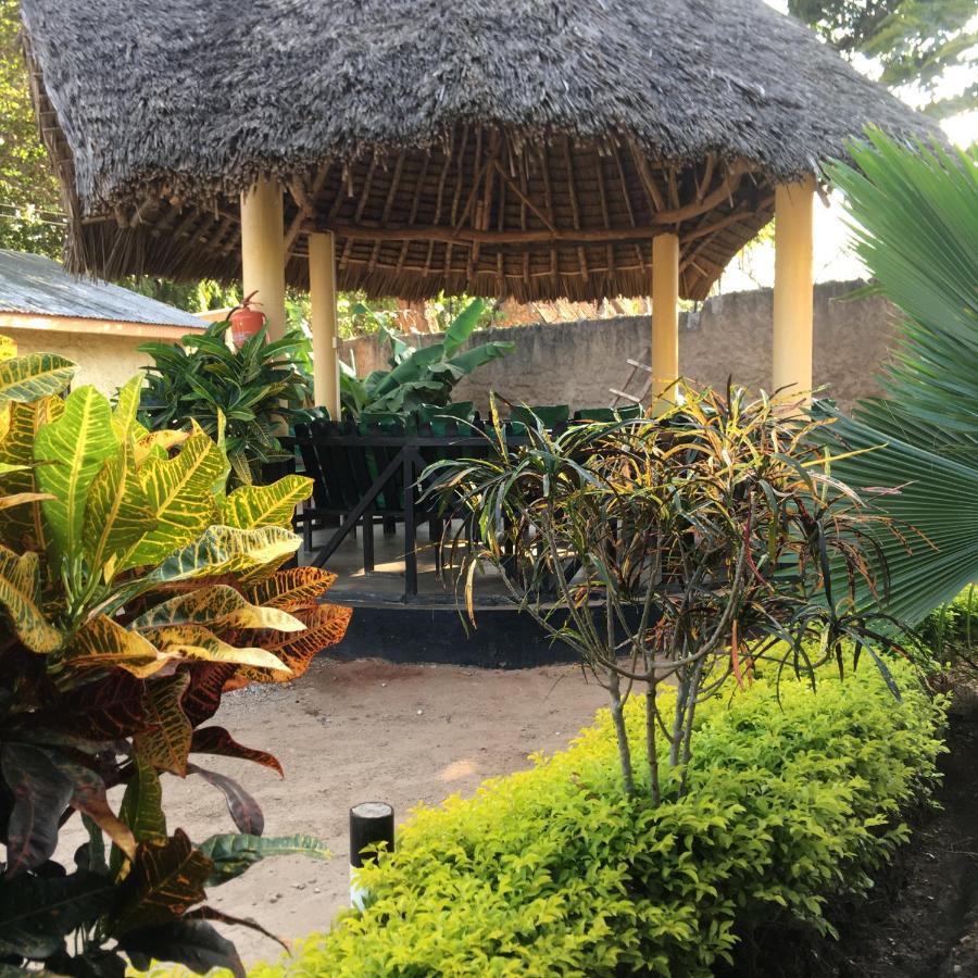 Diani Travellers Guest House Ukunda Exterior foto